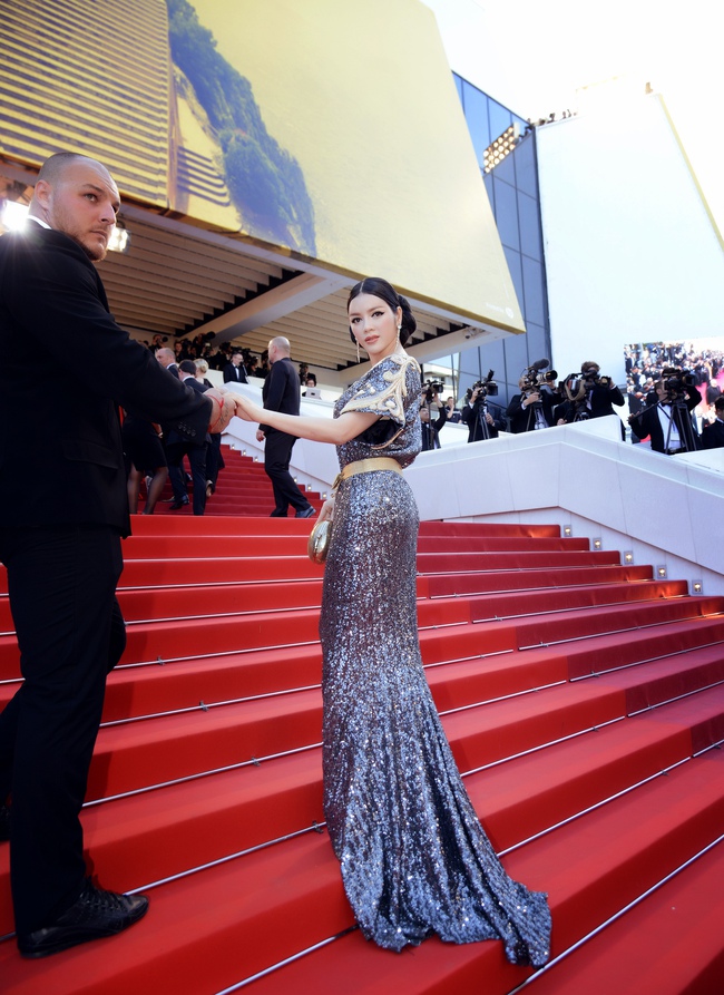 Ai cũng phải trầm trồ trước vẻ ki&ecirc;u sa kh&oacute; cưỡng của L&yacute; Nh&atilde; Kỳ tr&ecirc;n thảm đỏ LHP Cannes - Ảnh 10.