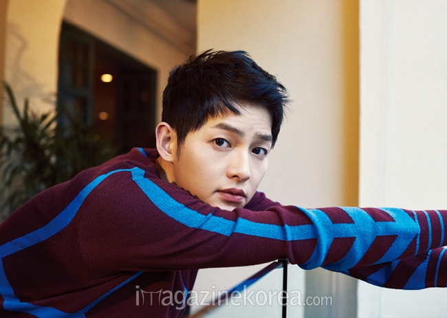 Song Joong Ki tung loạt ảnh giường chiếu khiến fan mê mệt - Ảnh 19.