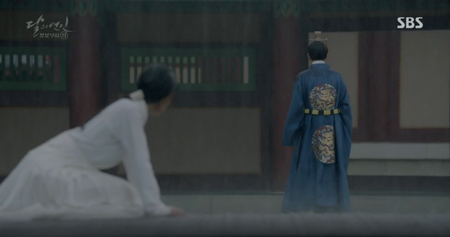 Moon Lovers: &ldquo;Anh Tư&rdquo; Lee Jun Ki t&aacute;i hiện lại cảnh che mưa kinh điển trong Bộ Bộ Kinh T&acirc;m! - Ảnh 28.