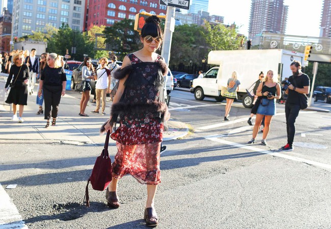 Phong c&aacute;ch ph&oacute;ng kho&aacute;ng, thực tế ăn s&acirc;u v&agrave;o m&aacute;u giới mộ điệu thời trang tại NYFW - Ảnh 20.