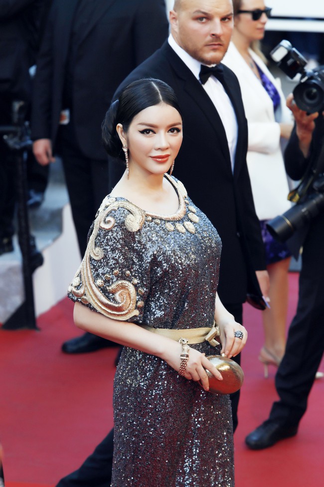 Ai cũng phải trầm trồ trước vẻ ki&ecirc;u sa kh&oacute; cưỡng của L&yacute; Nh&atilde; Kỳ tr&ecirc;n thảm đỏ LHP Cannes - Ảnh 12.
