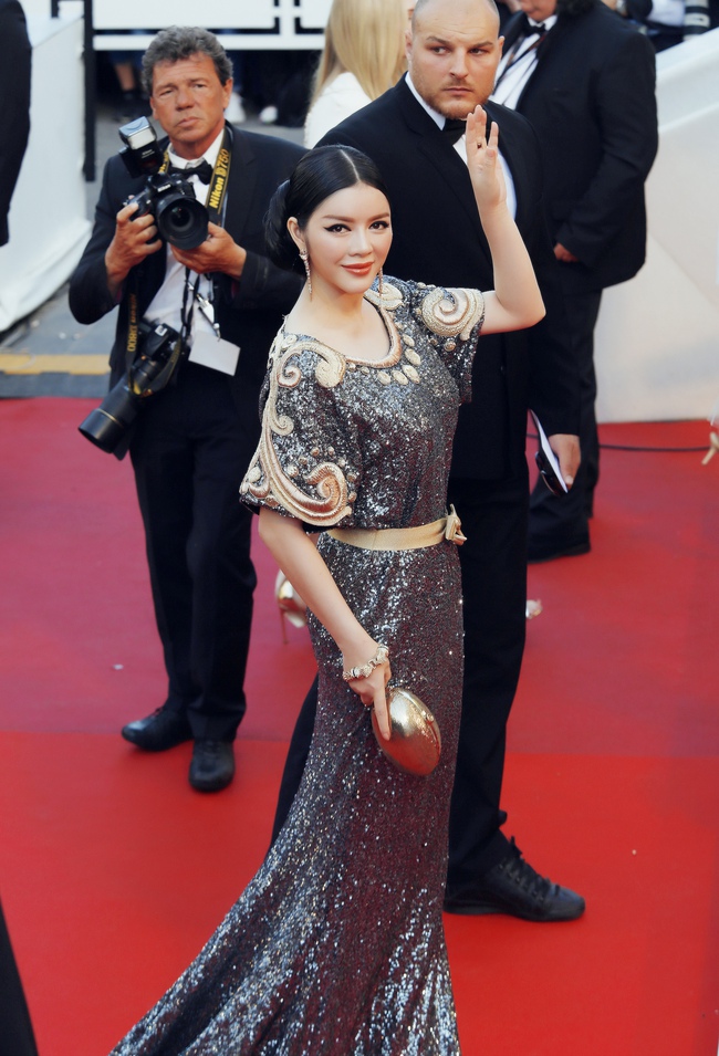 Ai cũng phải trầm trồ trước vẻ ki&ecirc;u sa kh&oacute; cưỡng của L&yacute; Nh&atilde; Kỳ tr&ecirc;n thảm đỏ LHP Cannes - Ảnh 13.