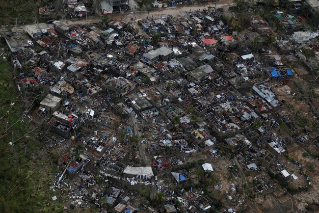 Những hình ảnh đau thương ở Haiti sau cơn bão mặt quỷ Matthew - Ảnh 1.