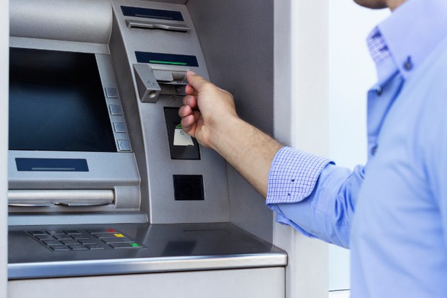 Soi kỹ chi tiết này ở máy ATM nếu không muốn tự nhiên mất tiền oan - Ảnh 1.