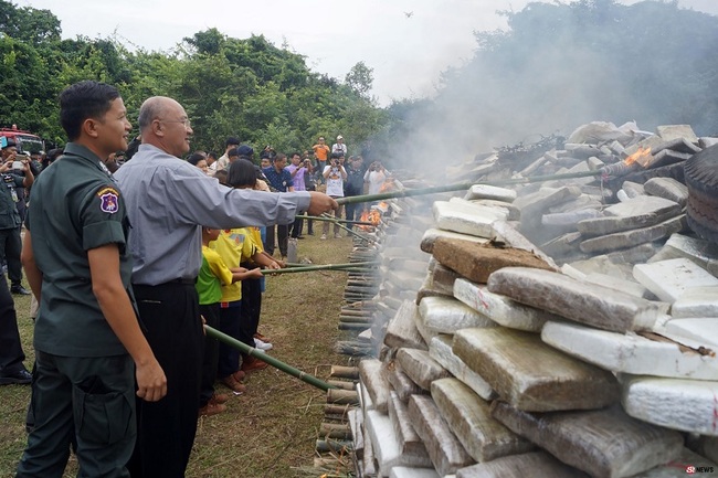 Thái Lan: Điều động học sinh đi đốt 8 tấn cần sa - Ảnh 2.