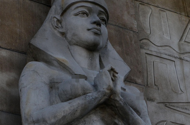 Khách sạn bị chỉ trích vì trưng bày 10 bức tượng người Ai Cập cổ khổng lồ đầy phản cảm - Ảnh 3.