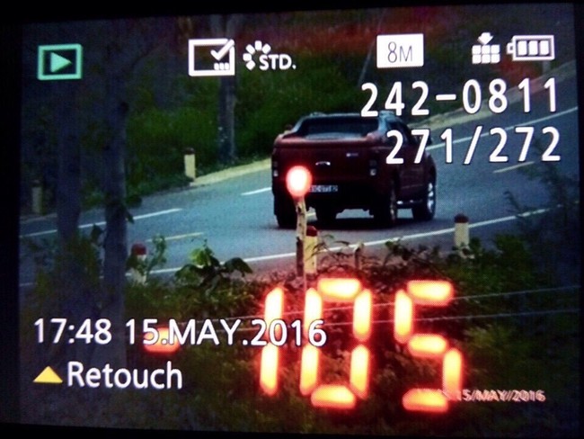 Xe &ocirc; t&ocirc; chạy vận tốc 105km/h rồi lao thẳng v&agrave;o xe cảnh s&aacute;t - Ảnh 2.