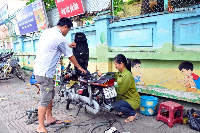Cô gái 21 tuổi sửa xe máy ở vỉa hè Sài Gòn để phụ ba mẹ nuôi các em ăn học - Ảnh 2.