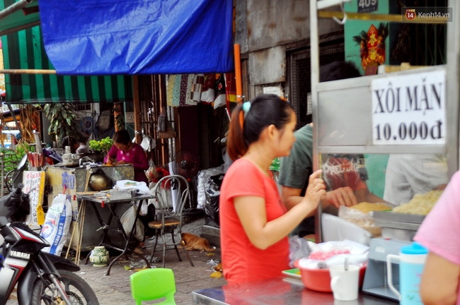 Xôi nhà xác -  Nghe thì sởn da gà nhưng lúc nào cũng nườm nượp khách - Ảnh 2.