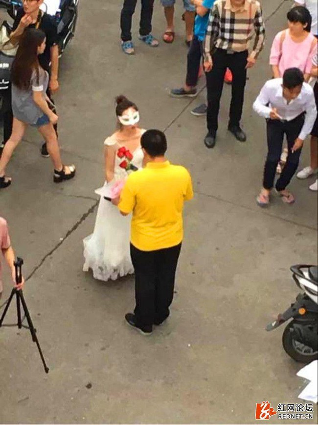 Hàng trăm sinh viên xúm lại xem cảnh nữ giảng viên xinh đẹp cầu hôn nam sinh tại sân trường  - Ảnh 3.