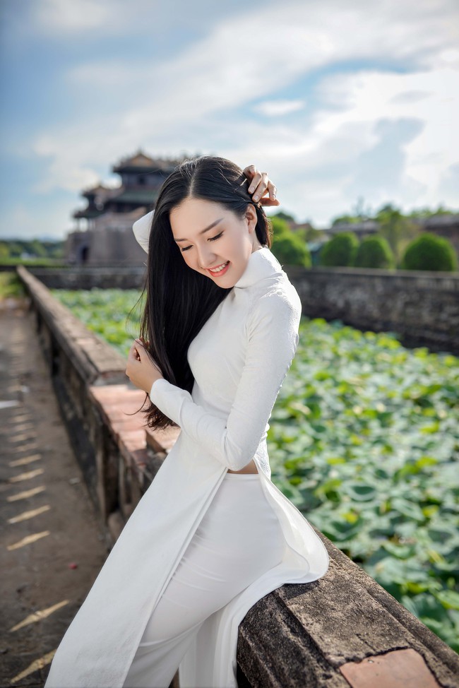 Hoa hậu Việt Nam 2016: Lại ngất ngây với người đẹp Huế - Ngọc Trân trong tà Áo dài trắng - Ảnh 2.