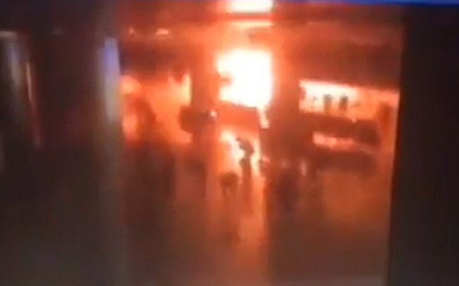 Khoảnh khắc bom nổ kinh hoàng trong vụ đánh bom tự sát tại sân bay Thổ Nhĩ Kỳ - Ảnh 3.