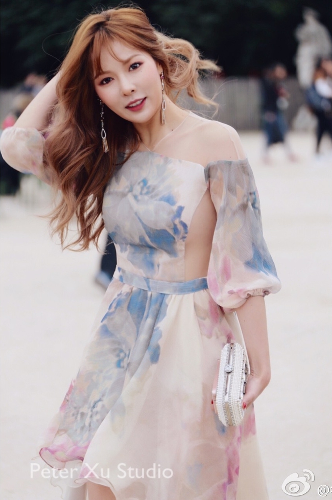 Hyuna lần đầu diện đầm công chúa tham dự Tuần lễ thời trang Haute Couture tại Paris - Ảnh 4.