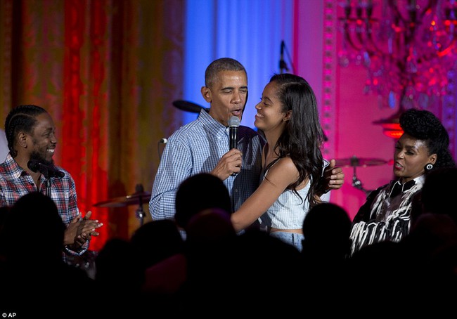 Obama khiến con gái lớn bối rối khi hát mừng sinh nhật cô bé bằng giọng hát... lệch tông - Ảnh 5.