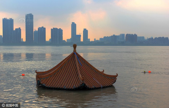 Đây là chiếc chòi nghỉ nổi nhất 2 ngày nay ở Trung Quốc - Ảnh 1.
