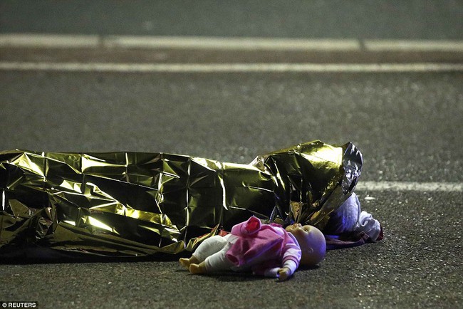 Thi thể nạn nhân nằm la liệt tại hiện trường vụ tấn công khiến hơn 200 người thương vong ở Pháp - Ảnh 3.