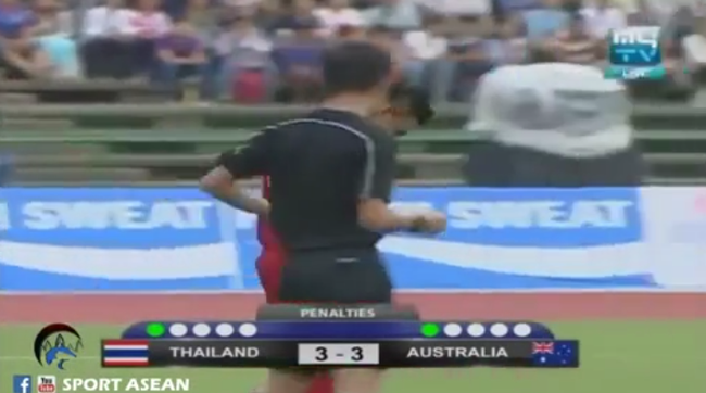 Cầu thủ Thái Lan ăn mừng phản cảm chọc tức đối thủ - Ảnh 3.