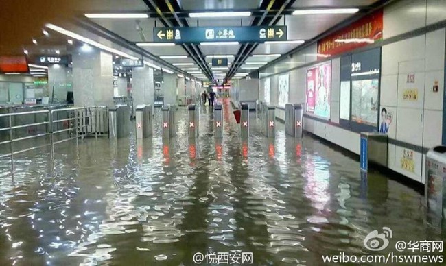 150 người chết vì mưa rơi, người dân Trung Quốc khóc nấc vì tán gia bại sản - Ảnh 2.