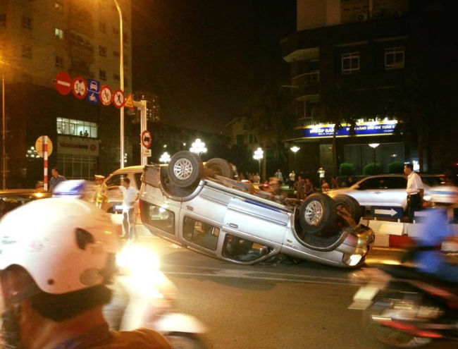 H&agrave; Nội: &Ocirc; t&ocirc; lật ngửa tr&ecirc;n cầu vượt Trần Duy Hưng, t&agrave;i xế may mắn tho&aacute;t nạn - Ảnh 2.