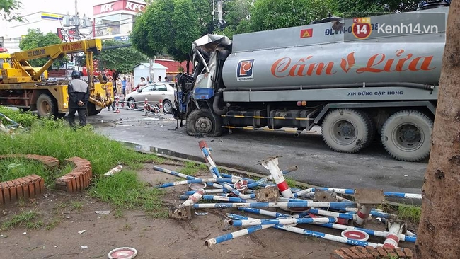 Tai nạn nghiêm trọng giữa xe buýt và xe bồn trước công viên Lê Thị Riêng - Ảnh 2.