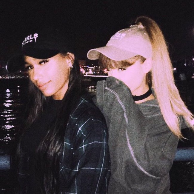 Ariana Grande kho&eacute;t thủng mũ lưỡi trai để vừa đội được mũ vừa diện được t&oacute;c đu&ocirc;i ngựa - Ảnh 2.