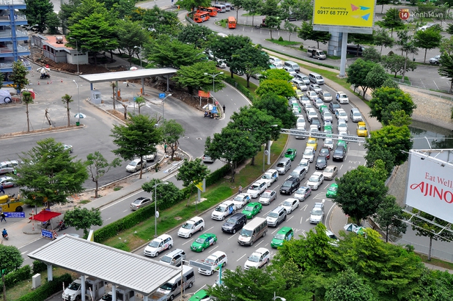 Kẹt xe nghiêm trọng ở cửa ngõ sân bay Tân Sơn Nhất vào giữa trưa - Ảnh 2.