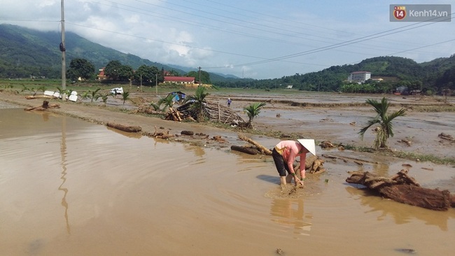 Chùm ảnh: Xách nước, đẩy bùn đất ra khỏi nhà dân sau đợt lũ kinh hoàng ở Lào Cai - Ảnh 1.