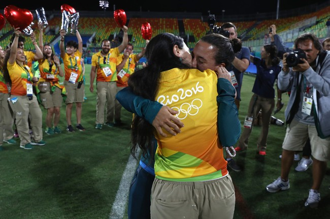 Màn cầu hôn cảm động nhất Olympic Rio 2016 của cặp đôi đồng tính nữ ngay trên sân thi đấu - Ảnh 2.