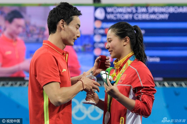 Nữ VĐV Trung Quốc xinh đẹp bật khóc khi được cầu hôn trên sàn đấu Olympic 2016 - Ảnh 2.