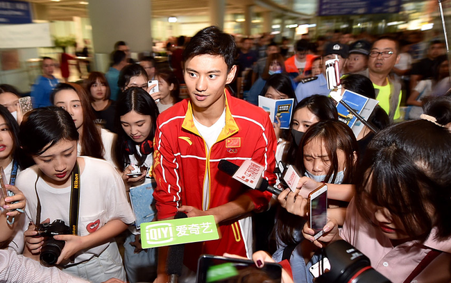 Thảm bại ở Olympic, mỹ nam Ning Zetao vẫn được rừng fan nữ ch&agrave;o đ&oacute;n như người h&ugrave;ng! - Ảnh 4.