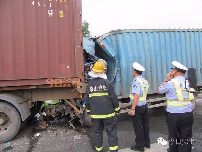 Tài xế container chết ngay trong buồng lái bẹp dúm sau khi đâm đầu vào chiếc xe đằng trước - Ảnh 2.