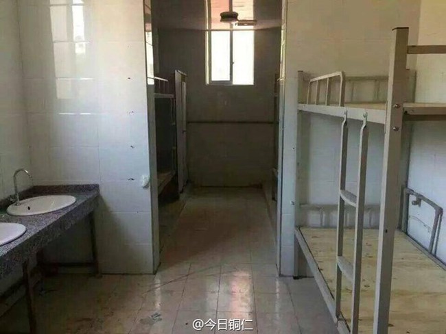 Trường học Trung Quốc g&acirc;y sốc khi xếp học sinh ngủ tại nh&agrave; vệ sinh - Ảnh 2.