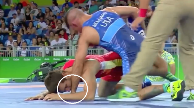 H&agrave;i hước đ&ocirc; vật Ukraina d&ugrave;ng v&otilde; cẩu xực tấn c&ocirc;ng đối thủ ở Olympic - Ảnh 4.
