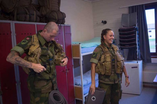 Các doanh trại lưỡng giới ở Na Uy, nơi nam và nữ ở chung trong quân đội - Ảnh 2.