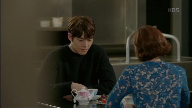 Uncontrollably Fond: Kim Woo Bin cầu h&ocirc;n phụ nữ kh&aacute;c trước mặt Suzy - Ảnh 2.