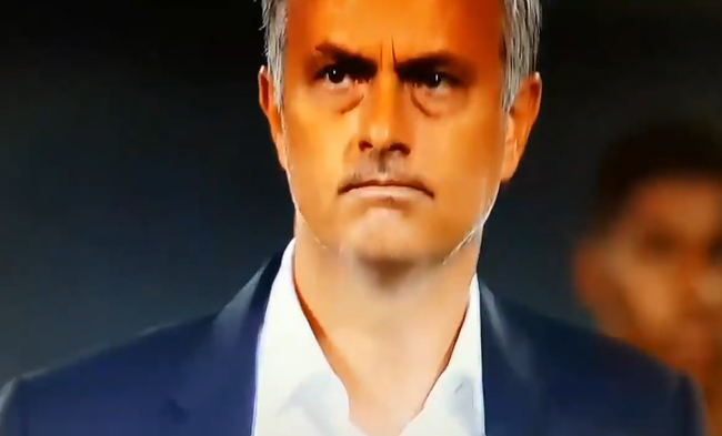 Gương mặt giận dữ đ&aacute;ng sợ của Mourinho sau trận thua Feyenoord - Ảnh 3.