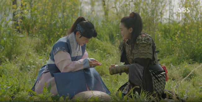 Moon Lovers: IU trổ tài trang điểm che sẹo giúp Tứ hoàng tử Lee Jun Ki - Ảnh 15.