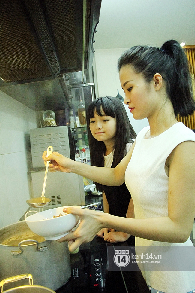 Giữ đ&uacute;ng lời hứa, Đ&ocirc;ng Nhi tự tay nấu phở chi&ecirc;u đ&atilde;i học tr&ograve; - Ảnh 2.