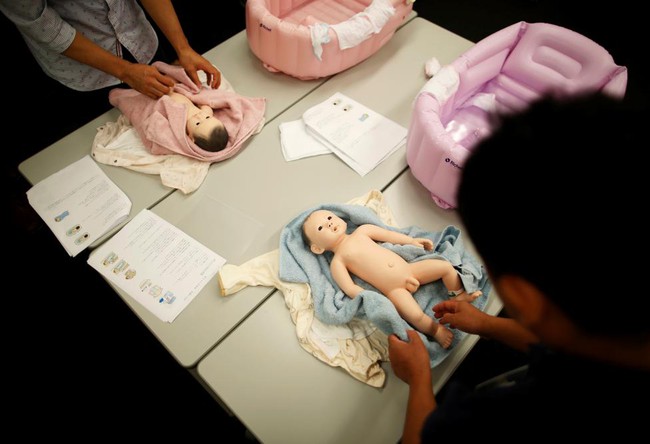 Ch&ugrave;m ảnh: Đ&agrave;n &ocirc;ng Nhật Bản học c&aacute;ch chăm em b&eacute; để tho&aacute;t cảnh ế vợ - Ảnh 2.