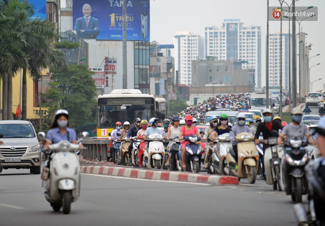 Clip: Đường càng đông thì lại càng hãi hùng xe bus lạng lách, vượt ẩu! - Ảnh 6.