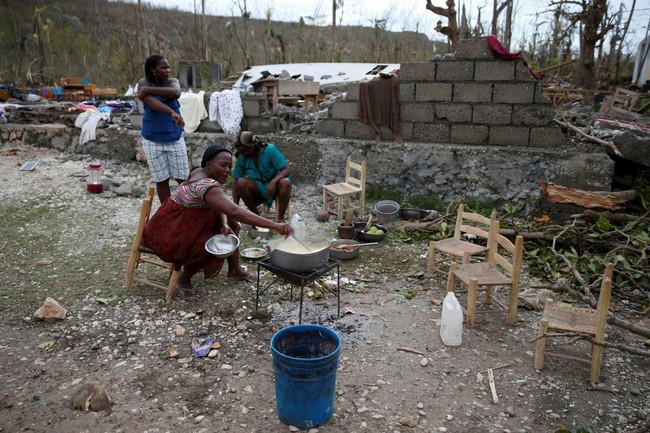 Những hình ảnh đau thương ở Haiti sau cơn bão mặt quỷ Matthew - Ảnh 22.