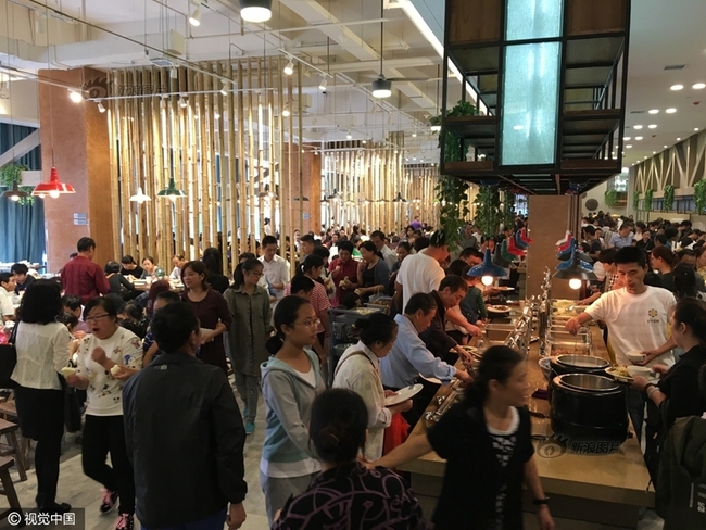 Phát hoảng với cảnh tượng người dân Trung Quốc chen lấn đi ăn buffet miễn phí - Ảnh 4.