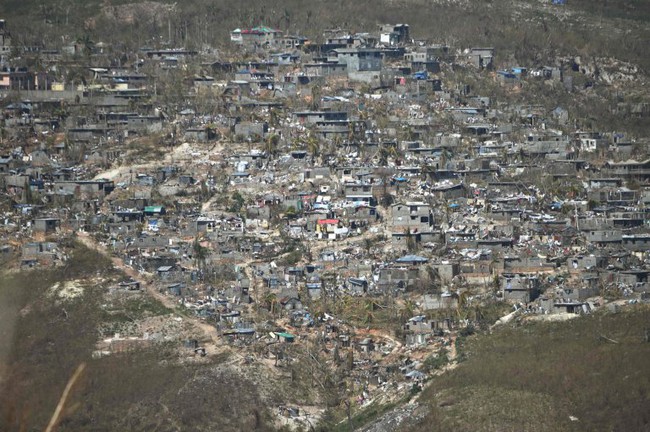 1 thảm họa, 2 thế giới: Cảnh tượng khác biệt giữa Mỹ và Haiti sau cơn bão mặt quỷ Matthew - Ảnh 2.
