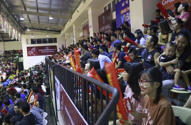 Mặc mưa lớn, kh&aacute;n giả ngồi chật cứng s&acirc;n xem derby Saigon Heat v&agrave; HCMC Wings - Ảnh 2.