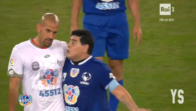 Đá giao hữu vì hòa bình, Maradona vẫn định tẩn đàn em - Ảnh 4.
