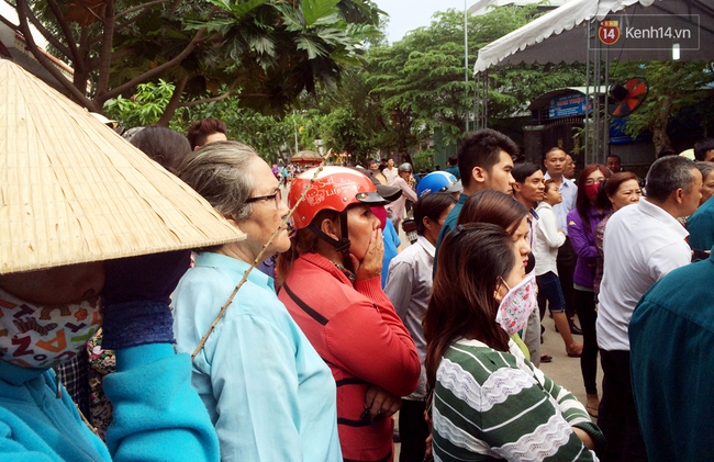 Mẹ gào khóc, cha nén đau thương trong lễ tang con trai bị nước cuốn trôi xuống cống - Ảnh 3.