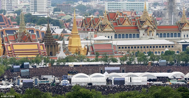 150.000 người dân Thái mặc áo đen tập trung bên ngoài cung điện Hoàng gia hát quốc ca tưởng nhớ vua Bhumibol - Ảnh 3.