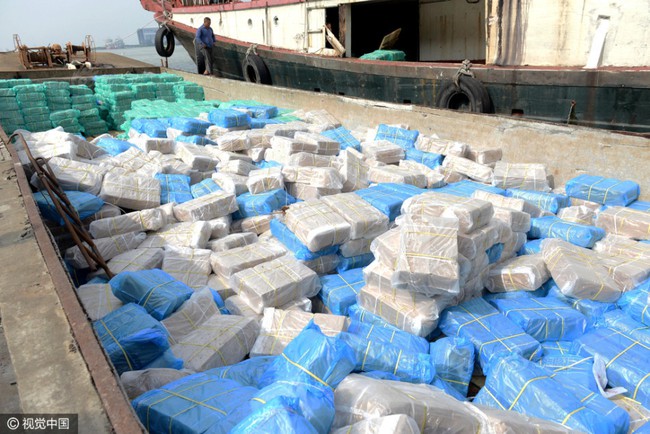 Cảnh sát Trung Quốc thu giữ gần 200 tấn thực phẩm đông lạnh bẩn ở khu vực biên giới - Ảnh 6.