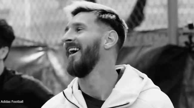 Suarez đỡ b&oacute;ng ảo diệu khiến Messi bật cười th&iacute;ch th&uacute; - Ảnh 4.