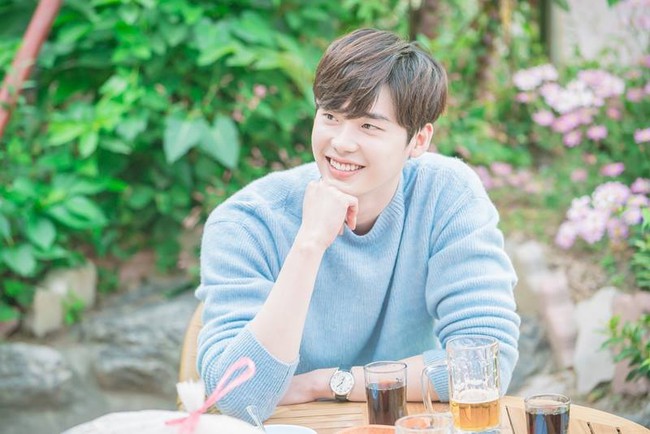 Lee Jong Suk nhắng nh&iacute;t b&ecirc;n ti&ecirc;n nữ cử tạ Lee Sung Kyung - Ảnh 2.